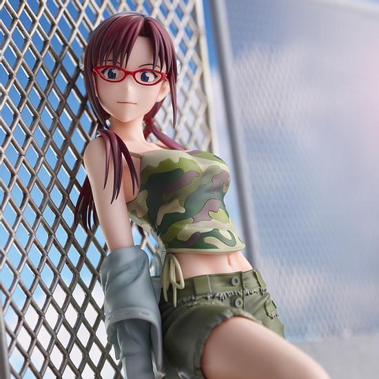 The figure from “Rebuild of Evangelion”‘s “nice woman with big breasts” Mari in her casual clothes! Her eyes are glued to the figure as she gives a different impression than usual!